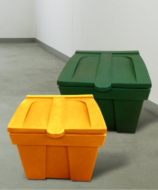 Пластиковые ящики для песка, соли и песчано-солевой смеси отправляются с завода коммунальщикам города